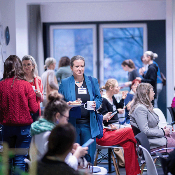 Networking und Austausch beim HERausragend Breakfast 2024