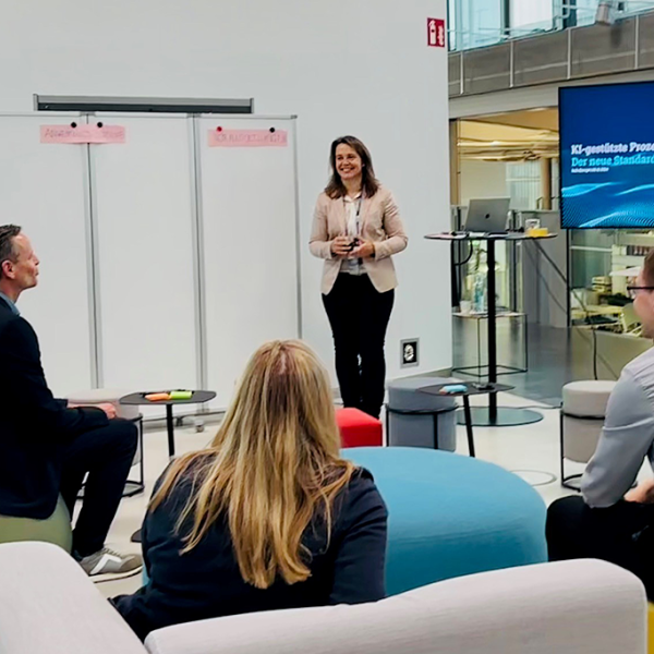 Diskussion zu KI-gestützten Prozessen im Marketing bei hub:disrupt 2024
