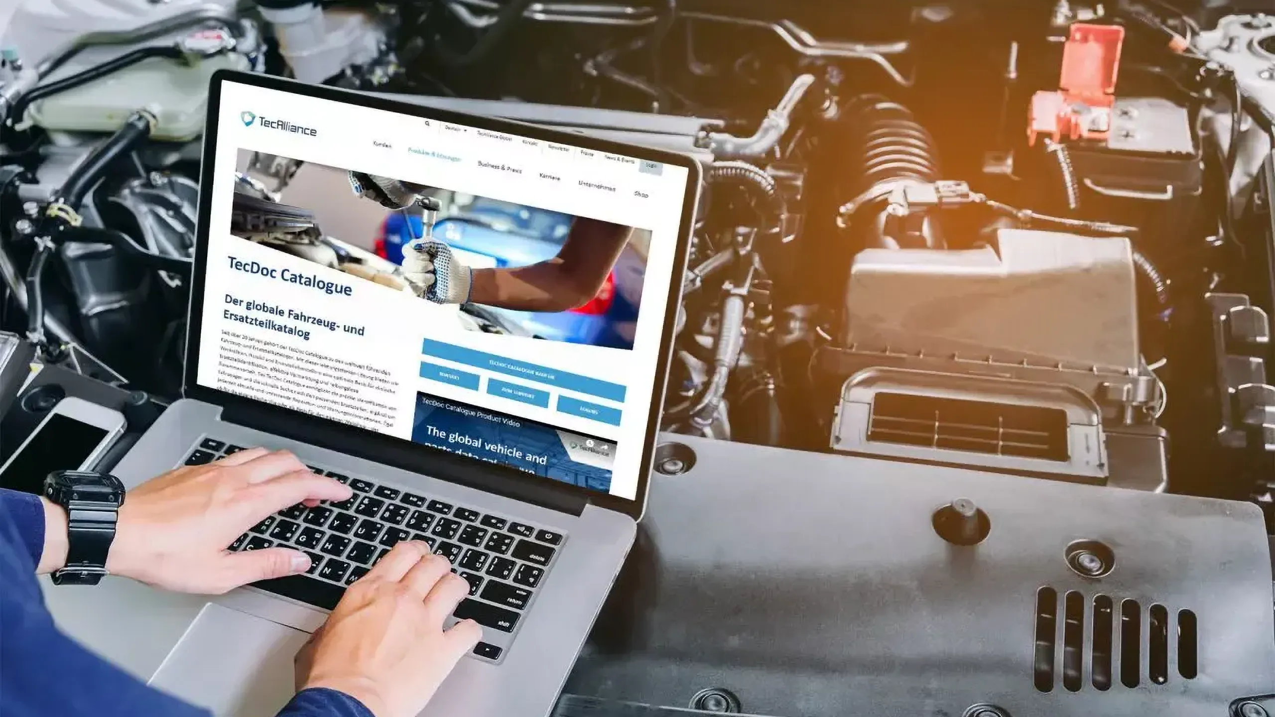 Eine Serviceperson steht mit einem Laptop neben einem geöffneten Motorraum und betrachtet die TecAlliance Website