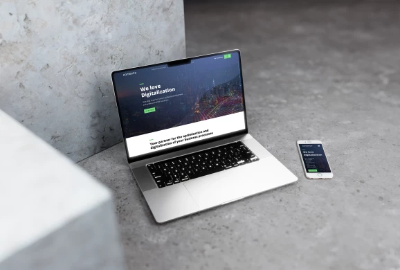 Laptop zeigt die Startseite von Kontext-e
